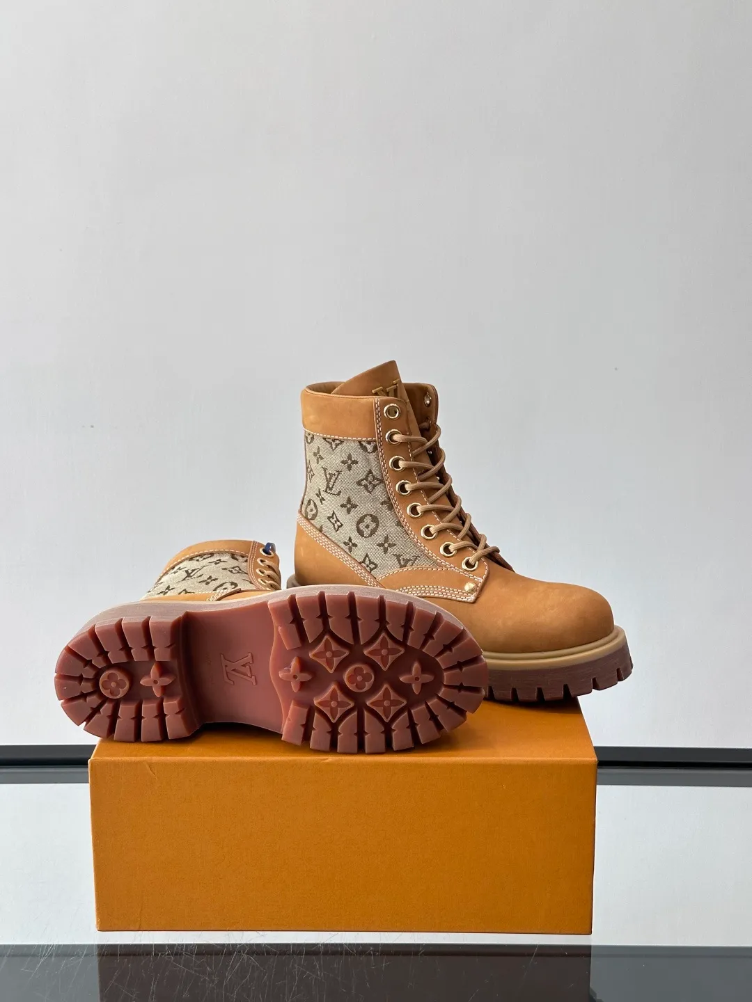 [L Home] Top P: 920💰 Size: 39-44 (45 can be customized) LOUIS VUITTON Louis Vuitton ss25 LV Donkey brand new thick-soled lace-up big-toe shoes men's casual shoes high-top short boots. These boots are crafted from top-grain calf leather for a lightweight and comfortable fit. The thick EVA outsole is embellished with eye-catching ridges, and the trendy attitude of being both strong and soft makes it an everyday choice. ✔Upper: imported first-layer cowhide ✔Lining: cowhide ✔Outsole: original molded outsole